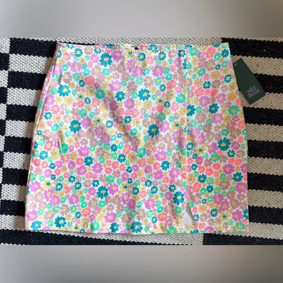 Two retro floral mini skirts - Picture 5 of 10